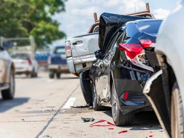 Auto hatte einen schweren Unfall und steht auf der Straße.